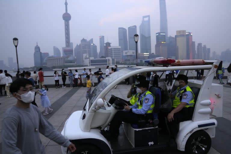 Policías chinos patrullan el área del Bund, un malecón en el centro de Shanghái, el miércoles 1 de junio de 2022. (Foto AP/Ng Han Guan)