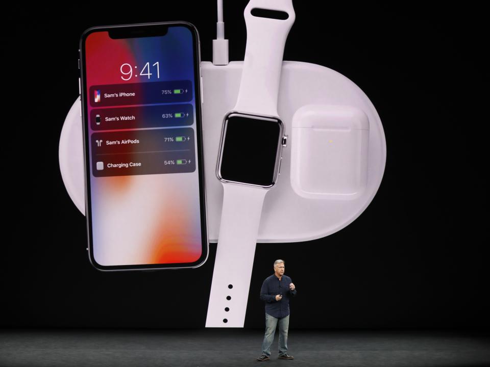 <p>El iPhone X también empleará la tecnología AirPower, la tecnología de recarga inalámbrica de batería de Apple. El dispositivo AirPower está diseñado para cargar tu iPhone, Apple Watch y EarPods al mismo tiempo (<em>REUTERS</em> / Stephen Lam). </p>