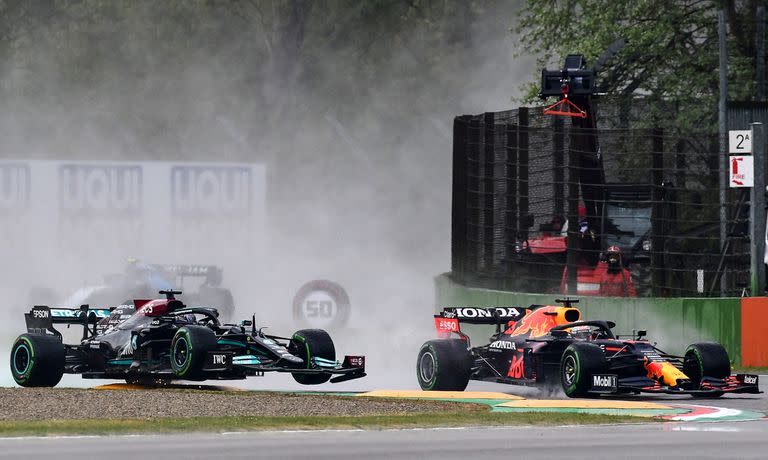 Max Verstappen supera a Lewis Hamilton en el Gran Premio de Emilia Romagna, en el circuito de Imola; el duelo entre Red Bull Racing y Mercedes ofrecerá un nuevo episodio el fin de semana en España