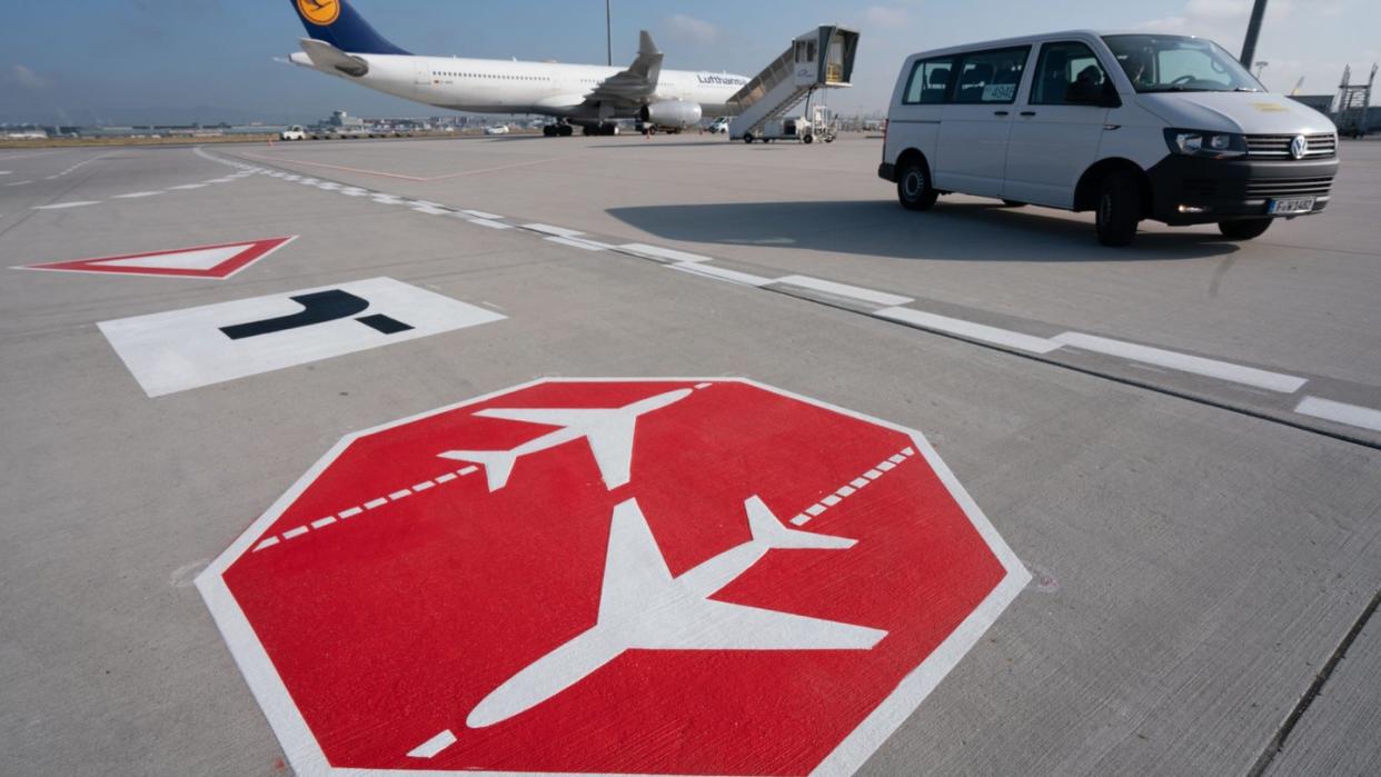 Beim Frankfurter Flughafenbetreiber Fraport stehen 4000 Stellen auf der Kippe.