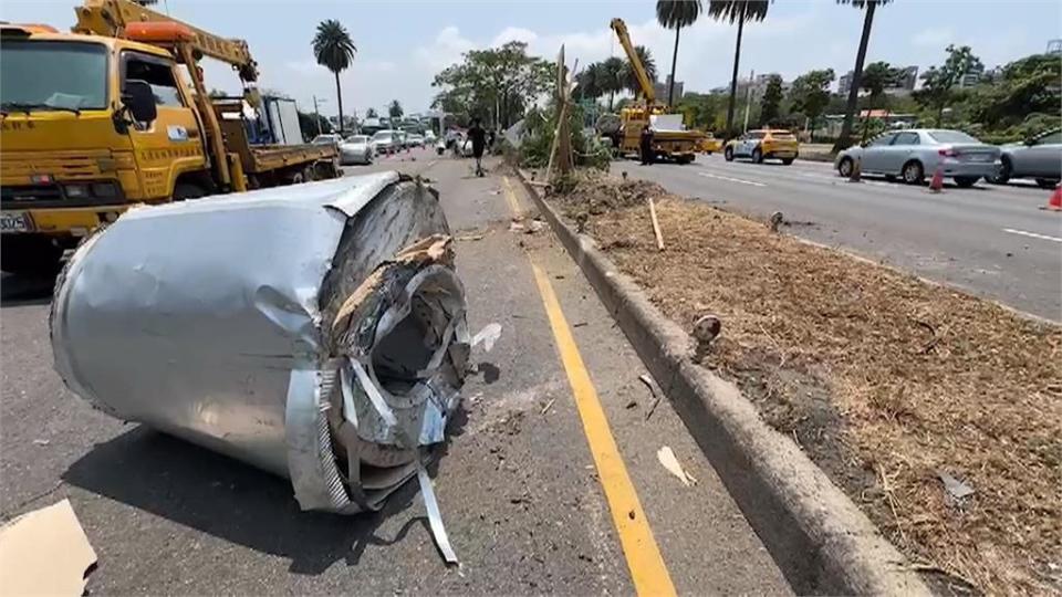 拖板車一時搶快釀禍　車上6鋼捲「甩飛」分隔島如遭砲彈轟炸