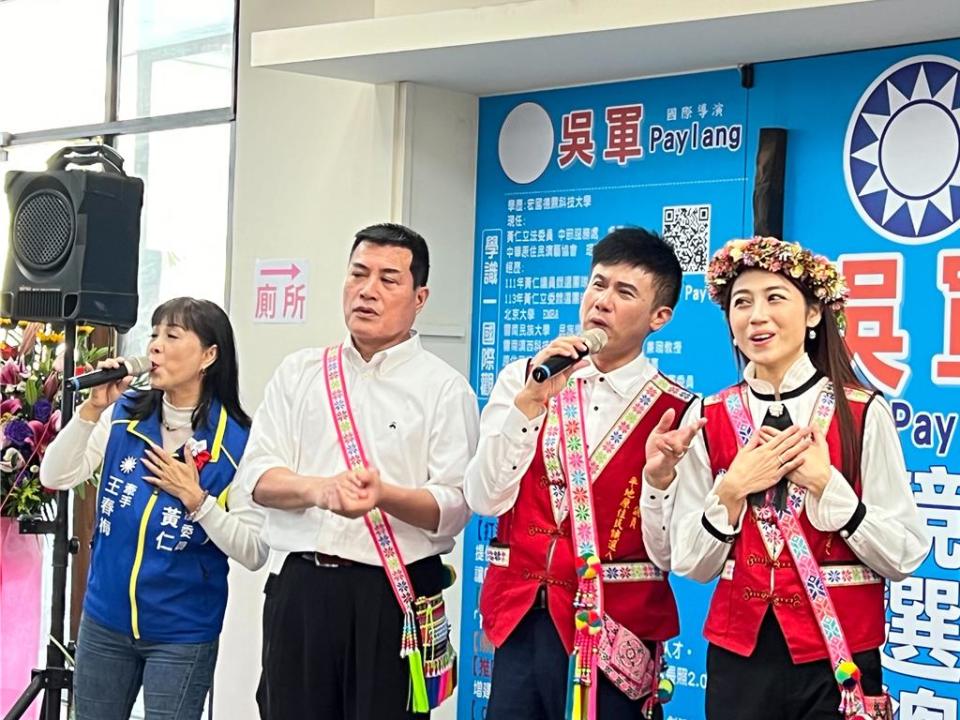 原民導演吳軍（右二）投入台中市平地原住民議員補選，原民立委黃仁（左二）力挺。（張亦惠攝）