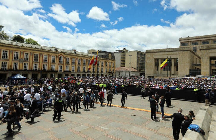 La gente se reúne para la ceremonia de juramento del presidente electo de Colombia, Gustavo Petro, en la Plaza Bolívar, en Bogotá, Colombia