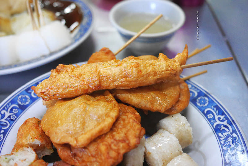 【台南漫步食記】阿輝黑輪 大林路 大同路 體育公園│南區：超人氣排隊香腸黑輪三輪車老攤～甜不辣 炸黑輪 大腸包小腸 貢丸 苦瓜私心推薦必點！再來一罐古早味罐裝蘆筍汁～隱藏鐵皮屋裡的台灣古早味下午茶！建議平日過來避開假日擁擠人潮