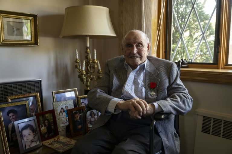 US army veteran Jack Hausman, 101, was honored in his home in New York on April 26, 2024 (ANGELA WEISS)