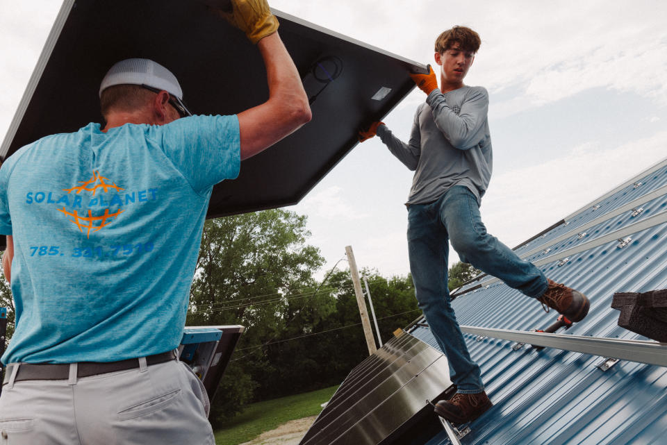 Rob Leach, un productor de lácteos que contrató a Jae Landreth para que instalara paneles solares en su granero en Linwood, Kansas, asegura que el costo fue crucial para su decisión. (Mason Trinca/The New York Times).