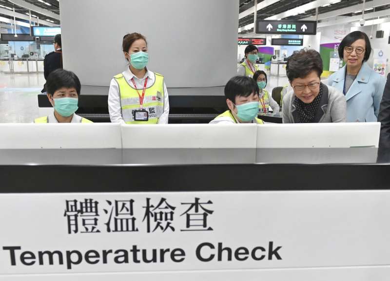 武漢傳出不明肺炎病例，香港海關加緊查驗旅客體溫。（美聯社）