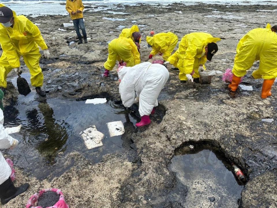 <strong>綠島柚子湖遭人為潑灑重油，為了清除油汙動員相當多人力。（圖／海保署提供）</strong>