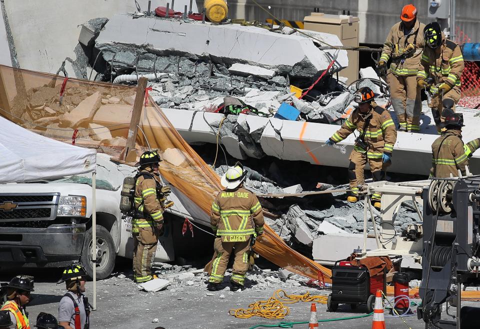 Dramáticas imágenes del colapso de un puente peatonal en Miami