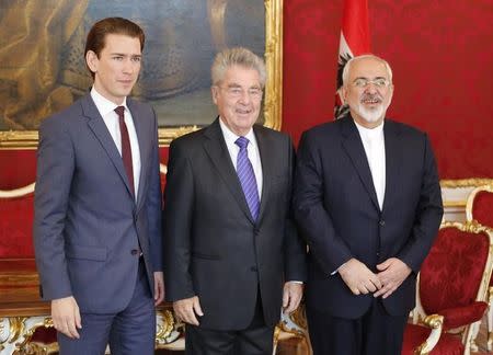 Austria's President Heinz Fischer (C) and Foreign Minister Sebastian Kurz (L) welcome Iranian Foreign Minister Javad Zarif for a bilateral meeting in Hofburg Palace in Vienna, Austria, July 3, 2015. REUTERS/Leonhard Foeger