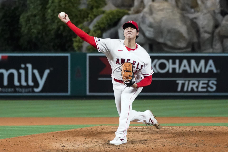 Shohei Ohtani (17) de los Angelinos de Los Ángeles lanza contra los Reales de Kansas en Anaheim, California, el viernes 21 de abril de 2023. (AP Foto/Ashley Landis)