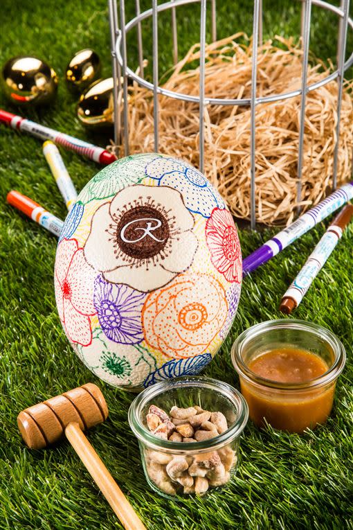 晶華出奇蛋是由駝鳥蛋殼裝載的海綿蛋糕，外殼可彩繪。（圖／晶華酒店提供）