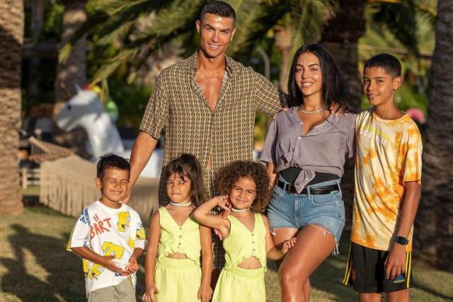 Una señal? Hijo de Cristiano Ronaldo asistió a un show de Rosalía y su  camiseta abrió un debate