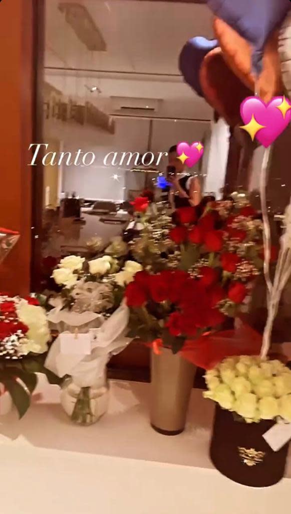 L'asso portoghese ha sorpreso la compagna, nel giorno del suo 27esimo compleanno, con tante rose e una cena a lume di candela (Instagram)