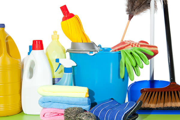 <p>Cuando estés limpiando o usando productos químicos para mantener la higiene en tu hogar, asegúrate de no dejar las botellas o cubetas que uses sin vigilar, si hay un niño pequeño presente.<em> Foto:</em> <em>Eduardo Gonzalez Diaz/EyeEm/Getty Images</em> </p>