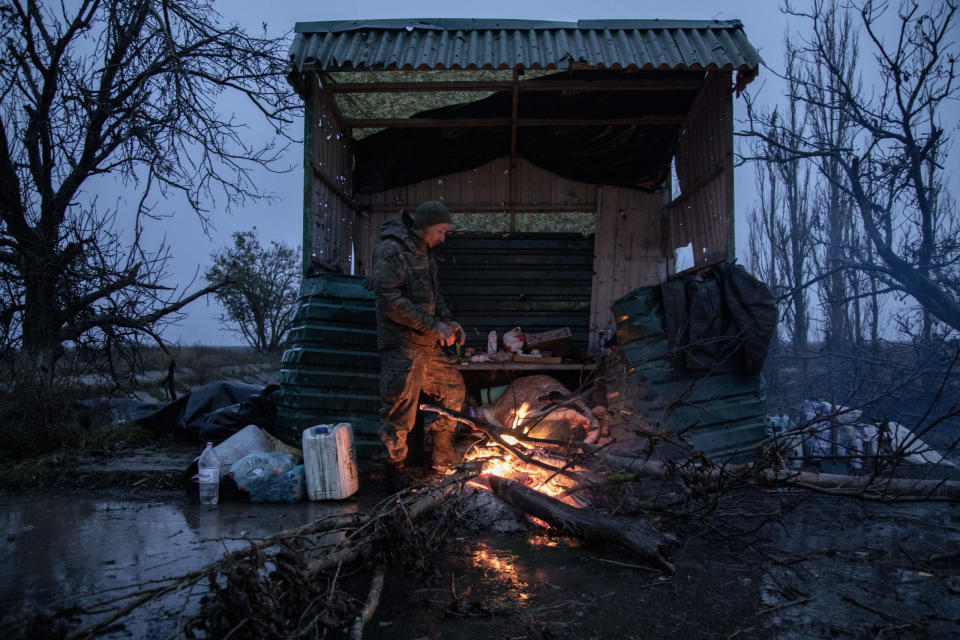 Ein ukrainischer Soldat in der Nähe des Dorfes Novopetrivka. - Copyright: picture alliance/AA/Narciso Contreras