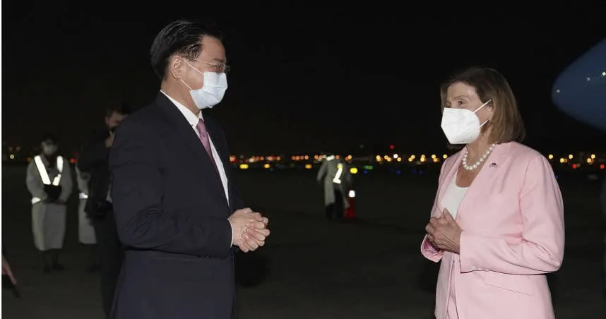 美國眾院議長裴洛西（右）2號晚上抵達台灣，中方召開緊急會議。（圖／達志／美聯社）