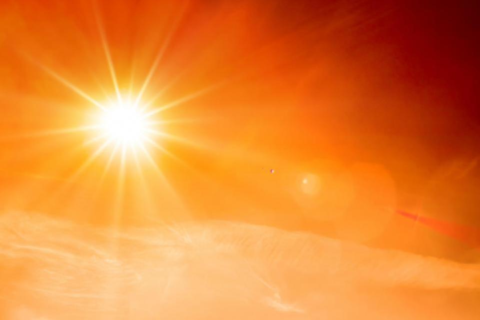 News Shopper: (Getty) Se recomienda que quienes toman el sol usen SPF para proteger su piel