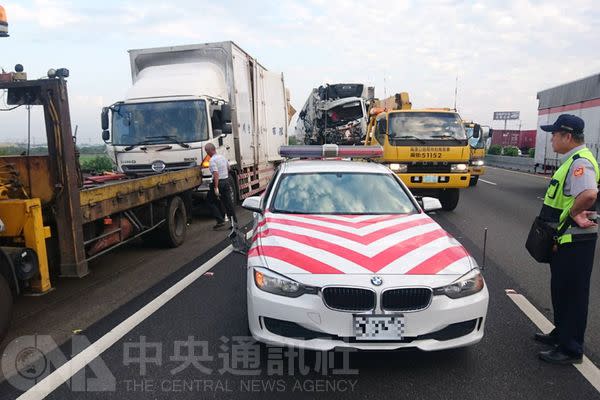 國道警方23日清晨在國道一號南下308公里處附近攔檢違規大貨車時，遭另一輛大貨車從後方追撞，造成兩名員警與大貨車駕駛3人死亡。