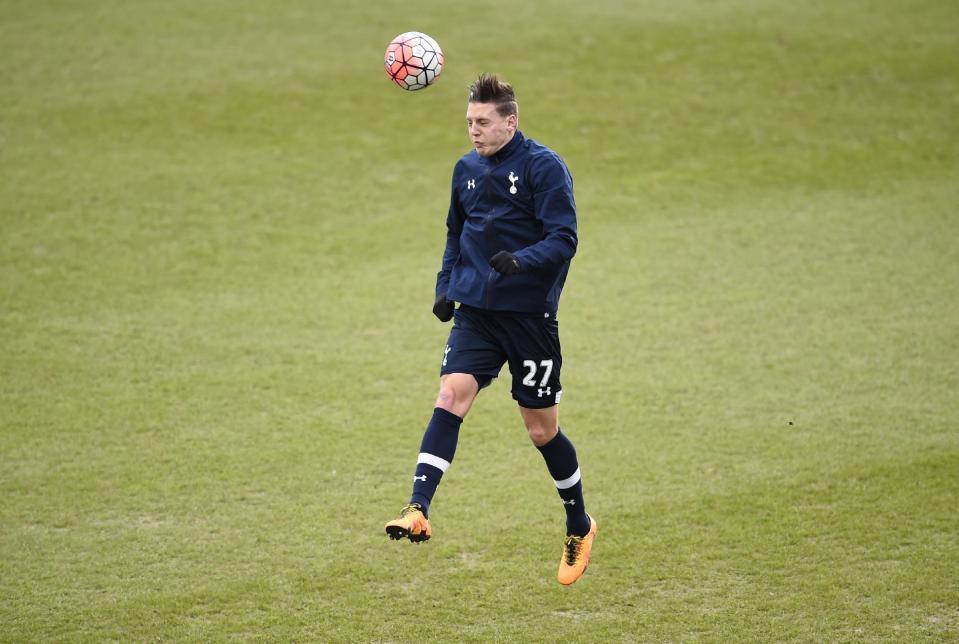 Football Soccer - Colchester United v Tottenham Hotspur - FA Cup Fourth Round - Weston Homes Community Stadium - 30/1/16 Tottenham Hotspur's Kevin Wimmer warms up Reuters / Dylan Martinez Livepic EDITORIAL USE ONLY. No use with unauthorized audio, video, data, fixture lists, club/league logos or "live" services. Online in-match use limited to 45 images, no video emulation. No use in betting, games or single club/league/player publications. Please contact your account representative for further details.