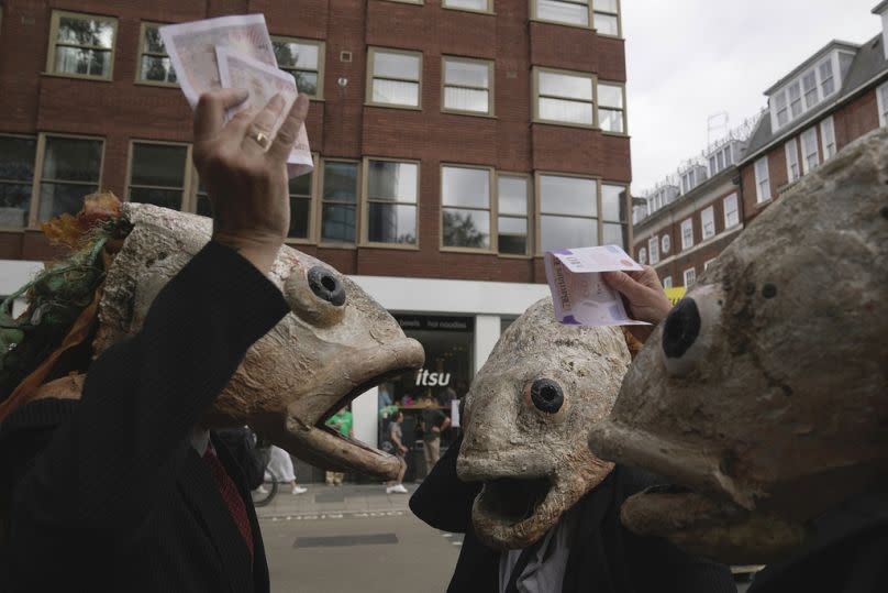 Οι διαδηλωτές φορούν μάσκες ψαριών καθώς διαμαρτύρονται για την υπεραλίευση έξω από το Υπουργείο Περιβάλλοντος, Τροφίμων και Αγροτικών Υποθέσεων (DEFRA) στο Λονδίνο τον Σεπτέμβριο του 2023