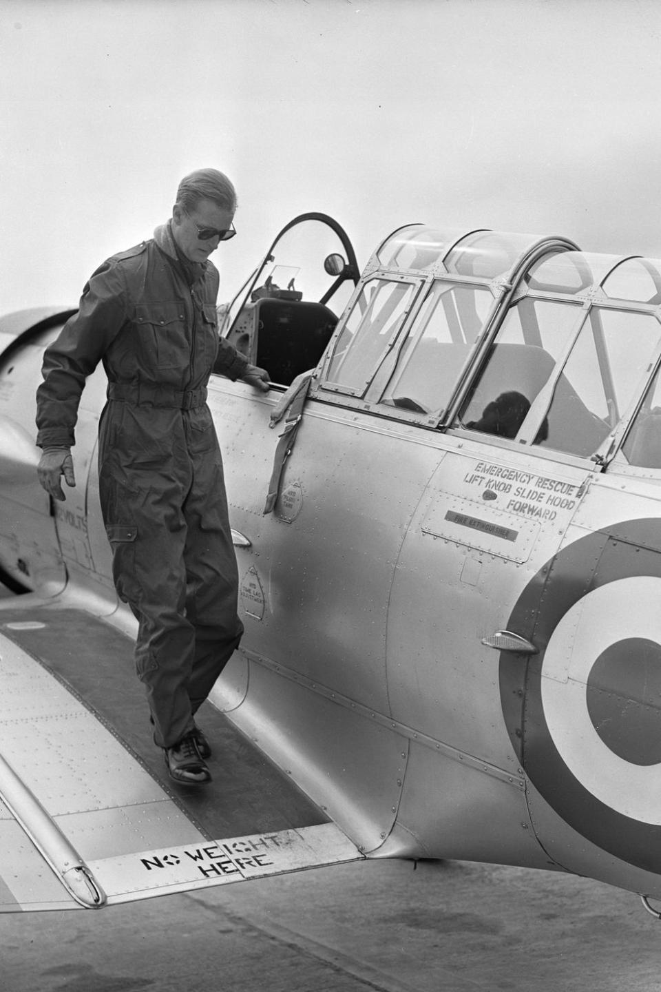 <h3>1953</h3><p>菲利浦親王於伯克郡進行皇家空軍訓練。</p><cite>Getty Images</cite>