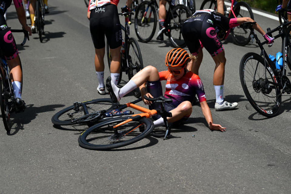 BORGO VAL DI TORO ITALY  JULY 03 Daria Pikulik of Poland and Team Human Powered Health crashes during the 34th Giro dItalia Donne 2023 Stage 4 a 134km stage from Fidenza to Borgo Val di Toro  UCIWWT  on July 03 2023 in Borgo Val di Toro Italy Photo by Dario BelingheriGetty Images