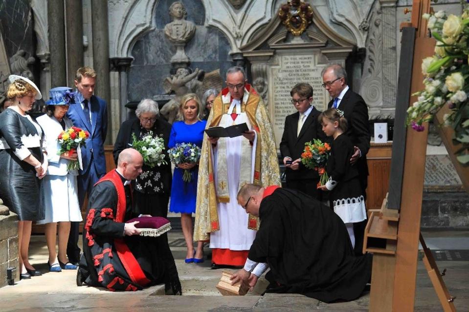 Depositando la urna con las cenizas de Hawking en su tumba, en la Abadía de Westminster. Decano y Capítulo de Westminster de Londres. Reproducido con permiso.