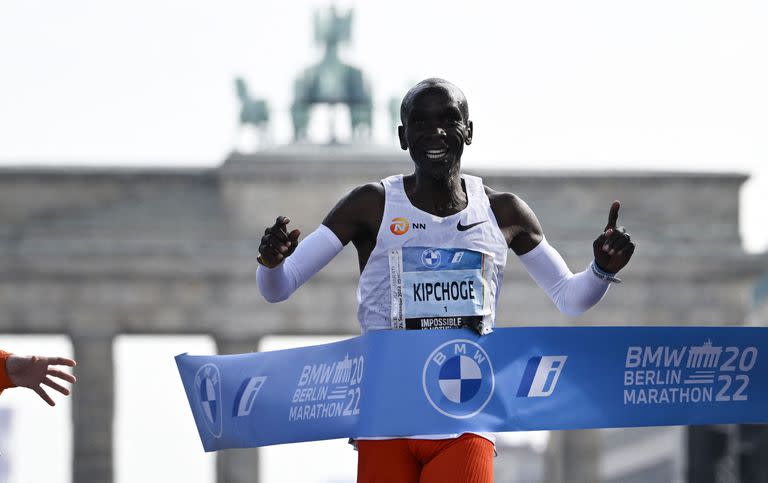 Kipchoge cruza la meta en Berlin y hace el nuevo récord mundial