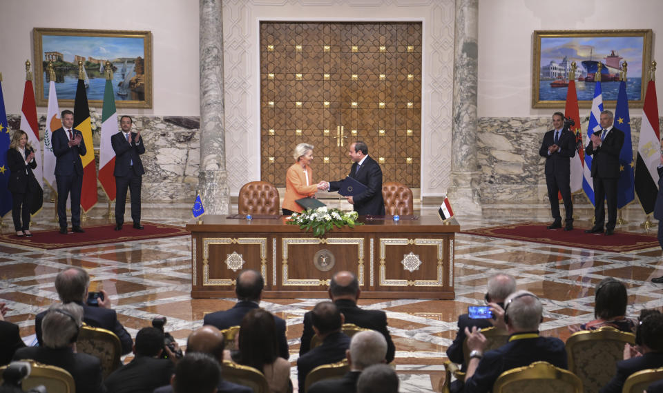 In this photo provided by Egypt's presidency media office, Egyptian President Abdel-Fattah el-Sissi, shakes hands with European Commission president Ursula Von der Leyen, after signing an agreement at the Presidential Palace in Cairo, Egypt, Sunday, March 17, 2024. (Egyptian Presidency Media Office via AP)