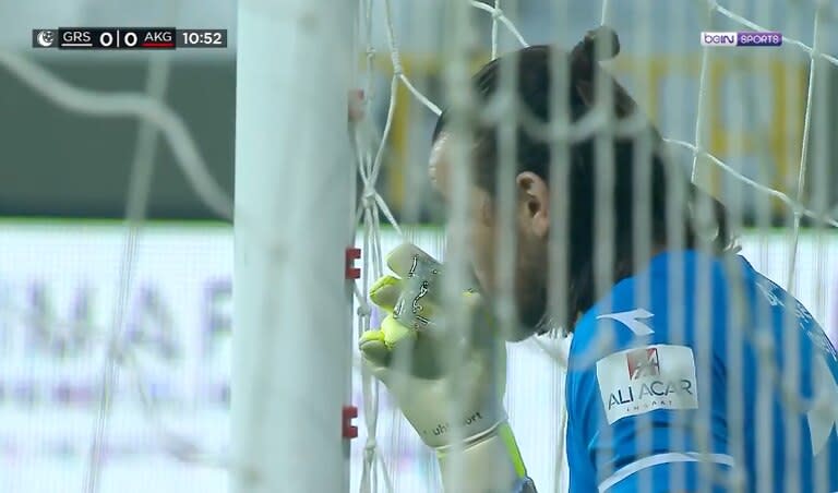 Uno de los arqueros tomando agua en el momento del llamado a la oración en el Ramadán