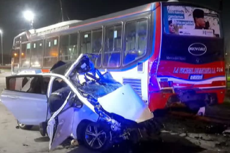 Choque fatal entre un auto y un colectivo