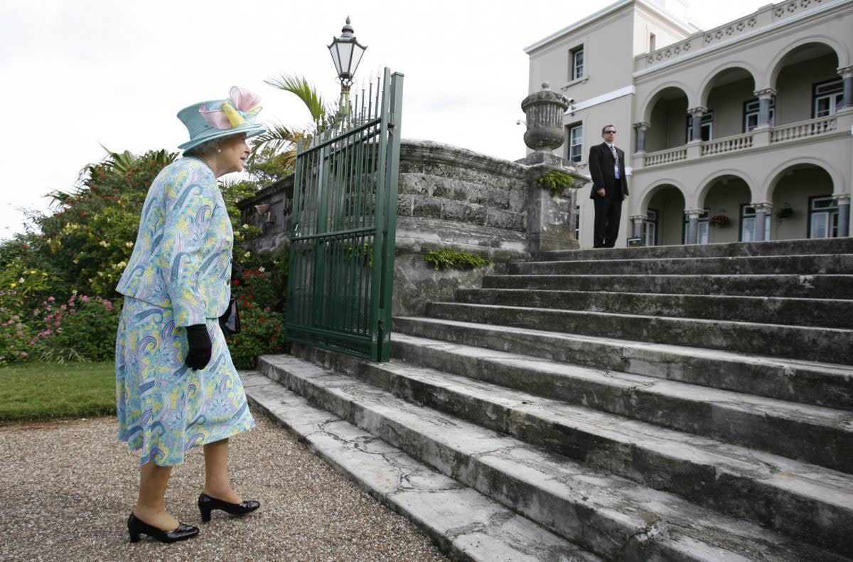 Britain's Queen Elizabeth makes her way to the steps after a tree planting ceremony at Government House in Hamilton, Bermuda November 26, 2009. REUTERS/Hans Deryk