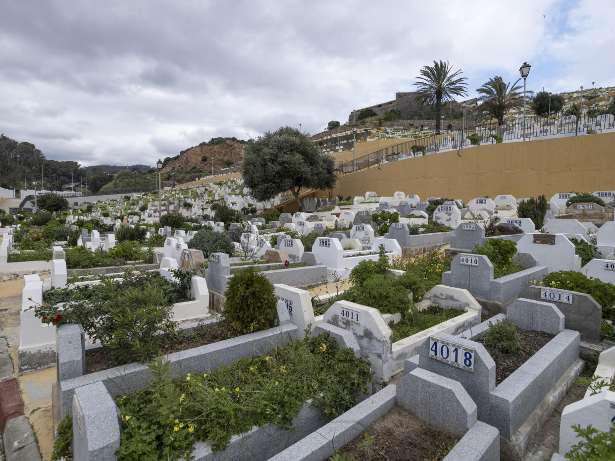 Unas flores que se dejaron en la playa durante una concentración en apoyo a los derechos humanos de los migrantes para recordar a los que murieron intentando cruzar el mar, en Ceuta, España, el 4 de febrero de 2023. (Samuel Aranda/The New York Times)

