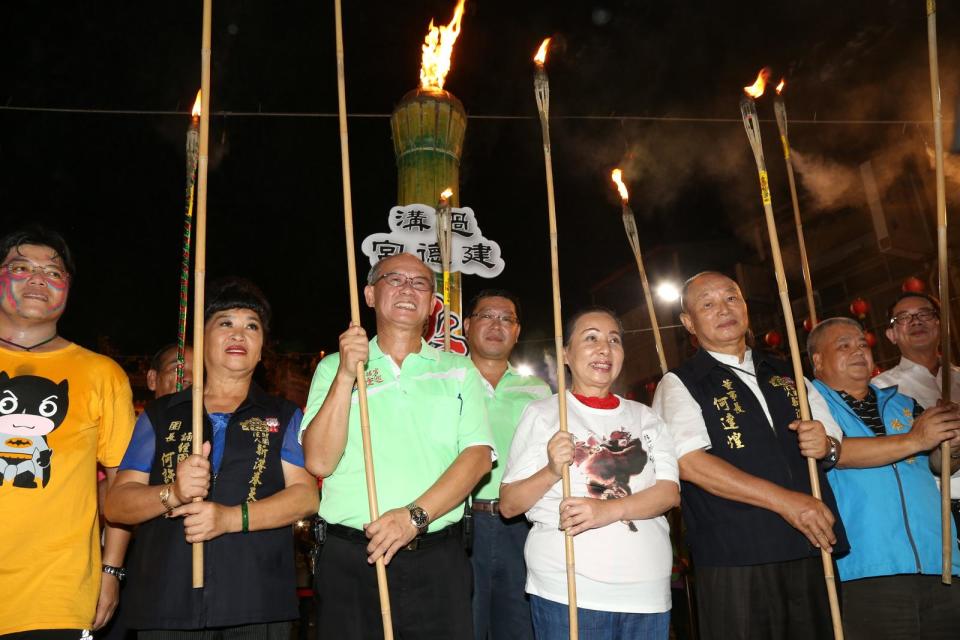 20日晚布袋鎮過溝建德宮，展開神鬼傳奇第二天的遶庄火燈夜巡活動。（圖／記者陳鐘聲翻攝 , 2017.08.20）