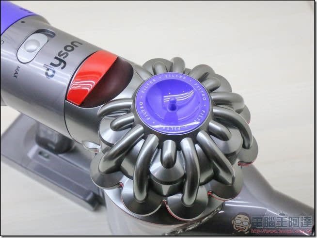 Dyson V8 Fluffy開箱評測體驗新一代設計超強續航噪音減半的多功能無線吸塵器