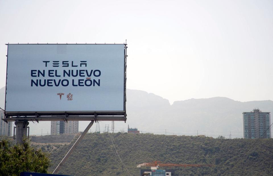 Una valla publicitaria que anuncia la llegada del fabricante estadounidense de automóviles eléctricos Tesla se ve en Monterrey, estado de Nuevo León, México, el 12 de marzo de 2023. (JULIO CESAR AGUILAR/AFP vía Getty Images)