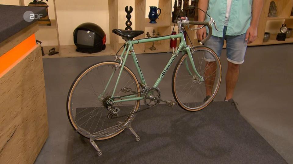 <p>Sportlich ging es auch beim Verkauf des Bianchi-Jugendrennrades aus den 1970er- oder 80er-Jahren mit einem Schätzwert von 400 bis 500 Euro zu. (Bild: ZDF)</p> 