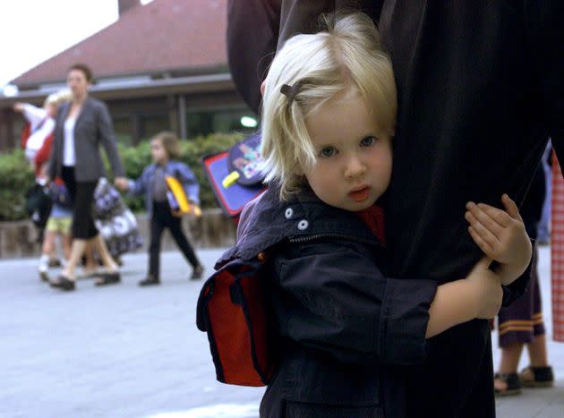 La fermeture des écoles anticipées d'une semaine en Belgique (Photo d'illustration: une petite fille fait un câlin à son père dans une école de Bruxelles. Par Nathalie Koulischer via Reuters) (Photo: Nathalie Koulischer via Reuters)