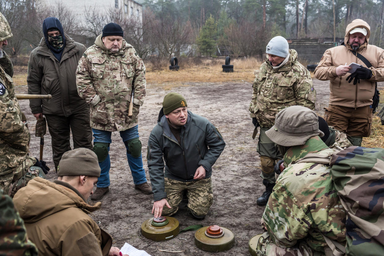 Un ingeniero de combate ucraniano entrena a civiles en armamento y en sus posibles funciones como guerrilleros cerca de Kiev, Ucrania, el 12 de diciembre de 2021. (Oksana Parafeniuk/The New York Times)