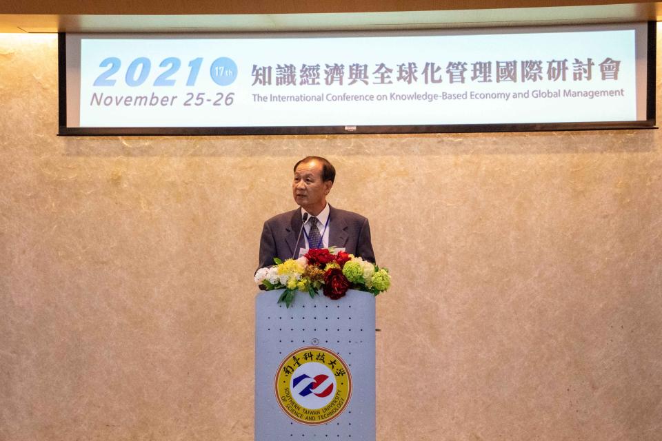 2.南臺科技大學校長盧燈茂於「2021第十七屆知識經濟與全球化管理國際研討會」中致詞。