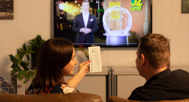 A couple sit in front of a television watching the Oz Lotto draw. (file picture)