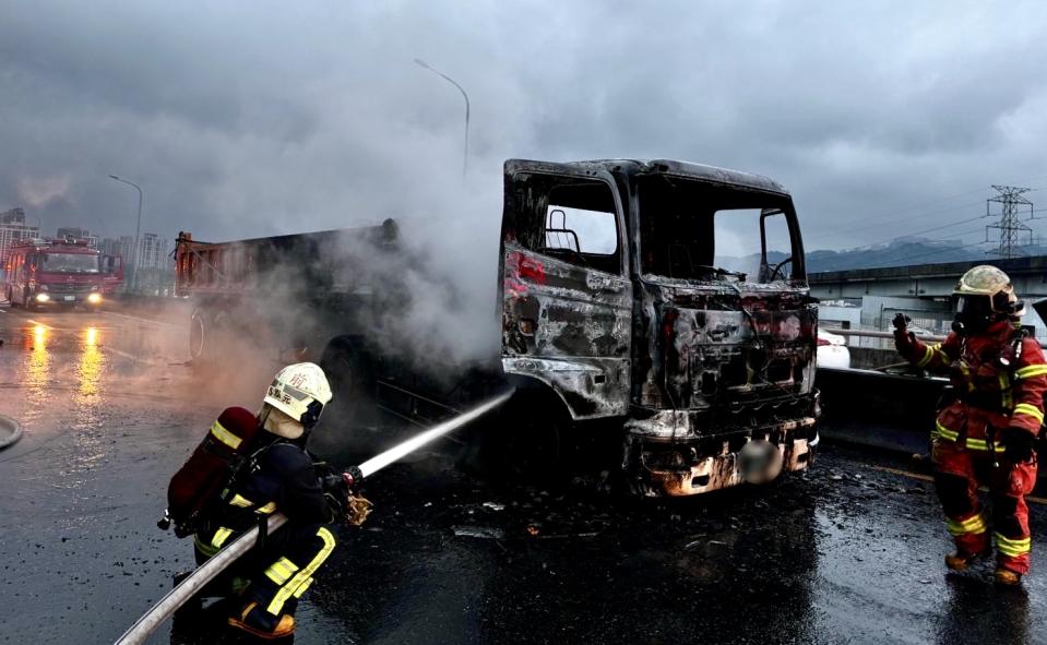 砂石車車頭起火被燒到只剩骨架。（圖／翻攝畫面）