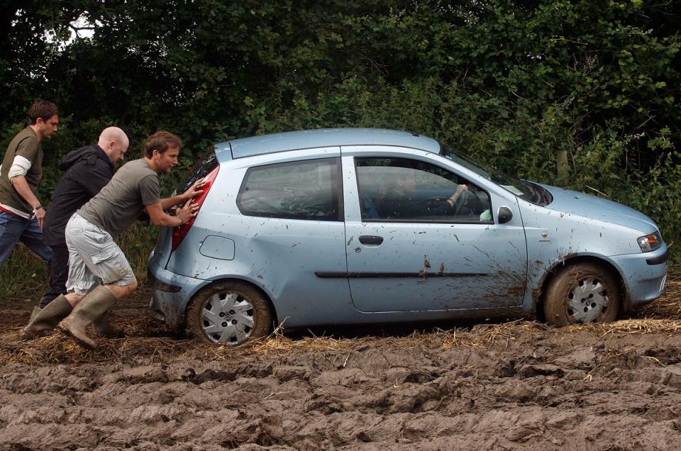 People struggling to leave the festival due to the mud in 2007 (Getty Images)