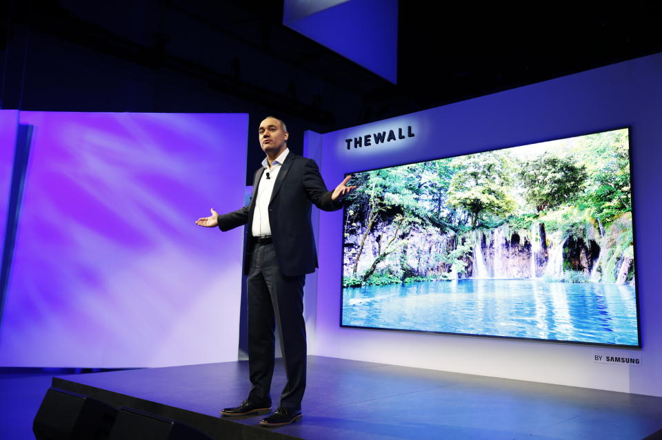 “The Wall” ist ein selbstleuchtender TV mit LEDs im Mikrometer-Bereich, die deutlich kleiner sind als aktuelle LEDs. (Bild: Samsung)