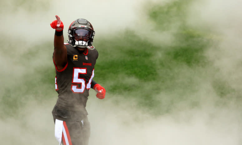 Lavonte David points to the crowd.