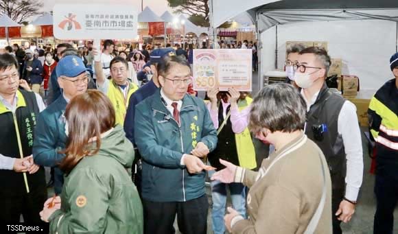 南市府於台灣燈會期間推出燈會美食券，市長黃偉哲特至安平燈區發放，邀全國遊客來臺南看蘭花賞燈花嘗美食。（記者李嘉祥攝）