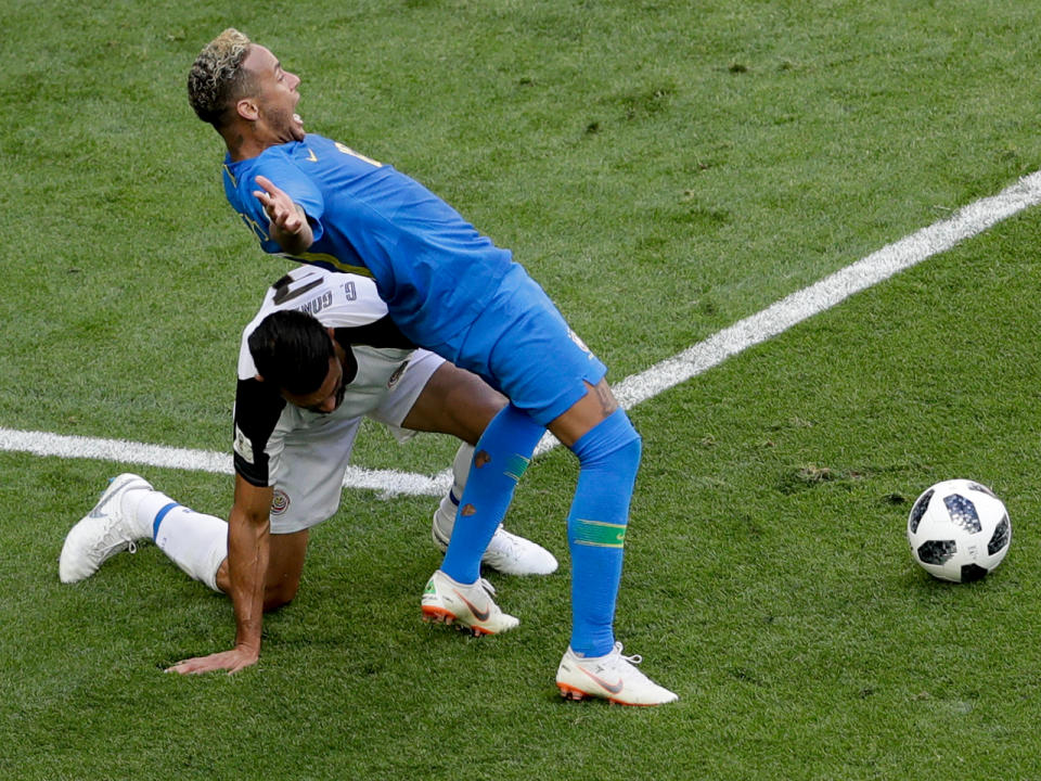 Sterbender Schwan: Superstar Neymar geht nach einem vermeintlichen Foul zu Boden. (Bild-Copyright: Michael Sohn/AP)