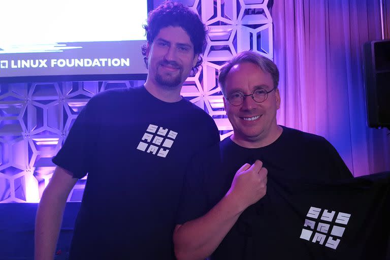 Ariel Jolo, el fundador de Sysarmy, junto a Linus Torvalds, creador de Linux