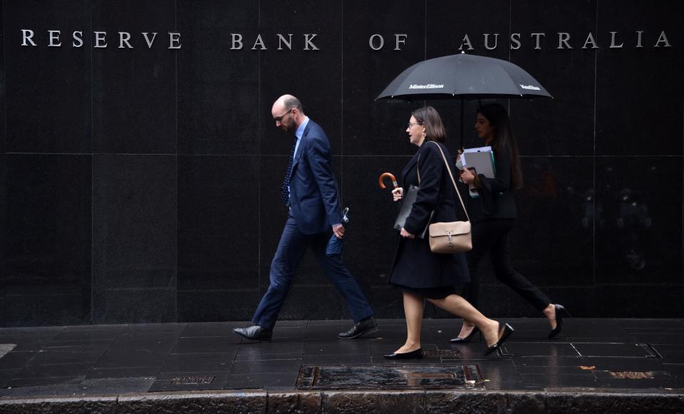 Pedestrians walks past the Reserve Bank of Australia in Sydney. (Source:Getty)